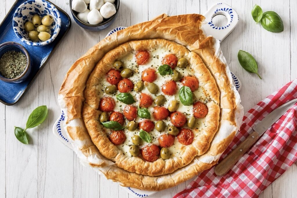 Torta salata con pomodorini e mozzarella, sfogliata napoletana