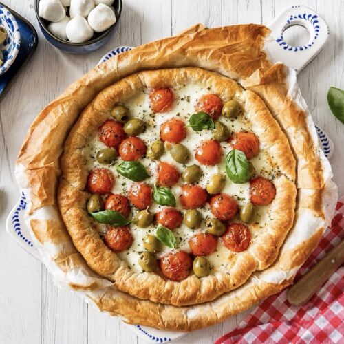 Torta salata con pomodorini e mozzarella, sfogliata napoletana