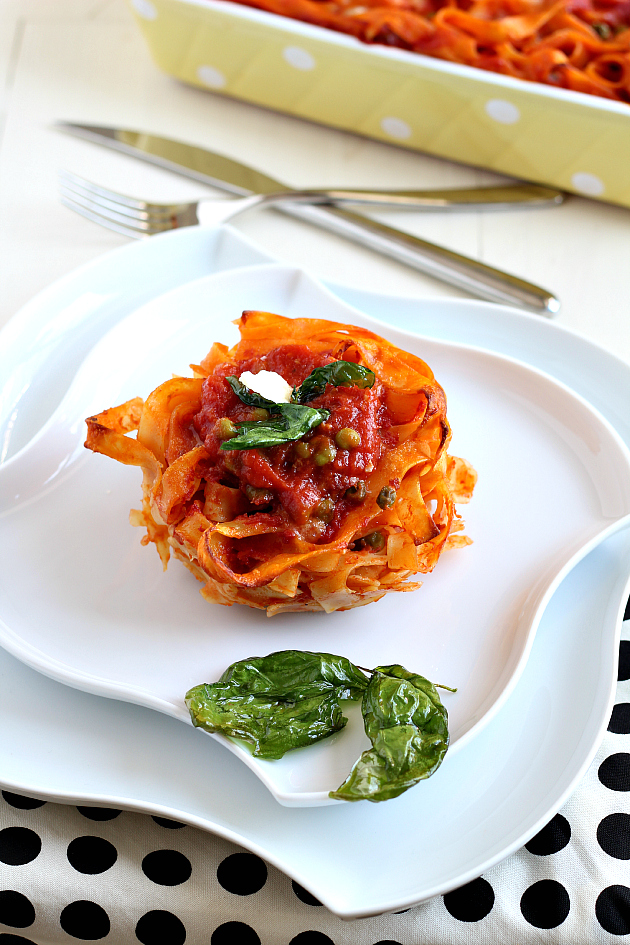 Pasta al forno con ragù di piselli e basilico fritto