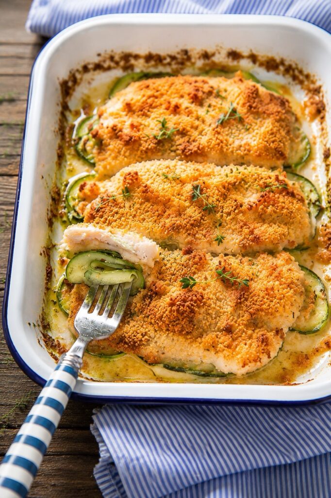 Petto di pollo con crumble e zucchine