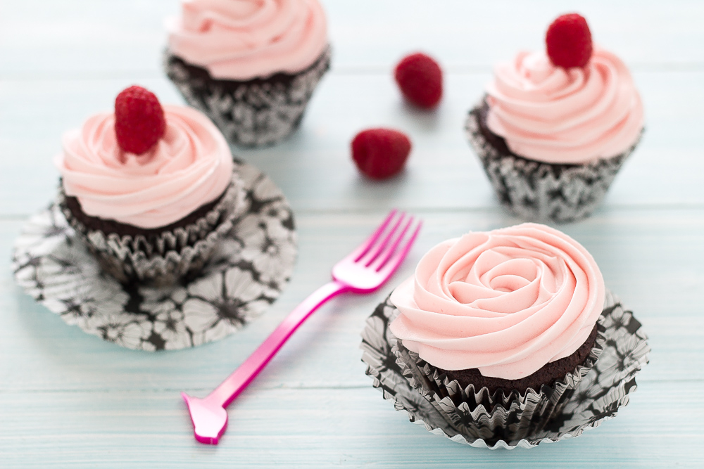 Cupcakes al cacao con frosting ai lamponi