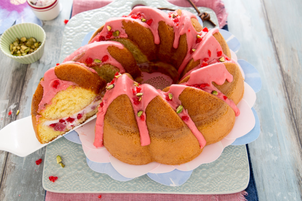torta-con-crema-di-ricotta-e-fragole-ciambella-versata