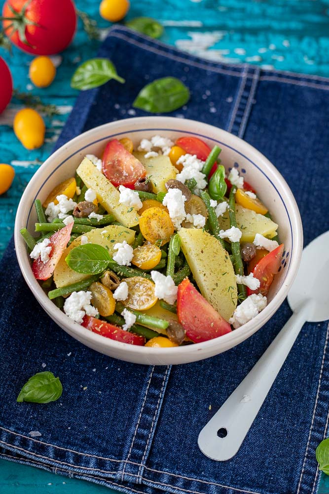 Insalata di fagiolini e patate con pomodorini. olive e feta