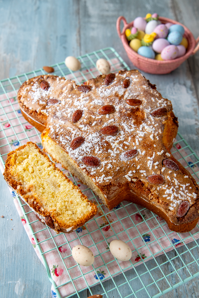 Colomba veloce di Pasqua soffice e senza lievitazione con glassa alle mandorle