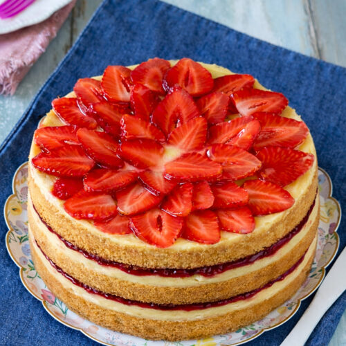 pan di spagna con crema e fragole