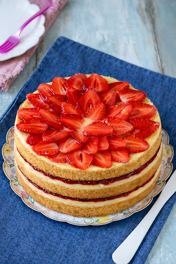 pan di spagna con crema e fragole