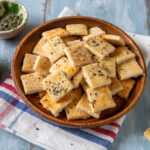 Crackers all'acqua veloci e croccanti fatti in casa