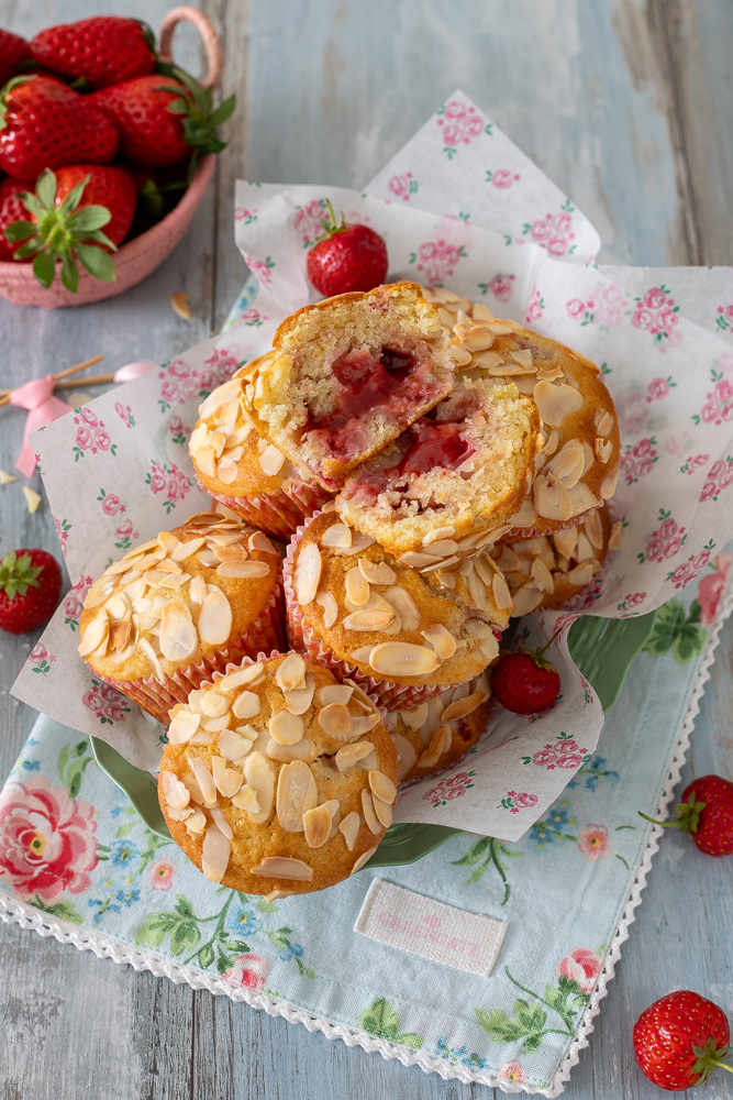 muffin alle fragole e mandorle con cuore di confettura